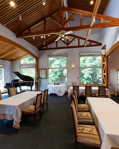 天井の高い開放的なバンケットホールで、ゆったりとした宴の時間を。