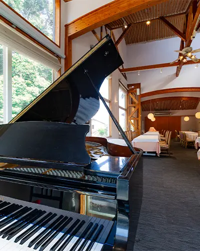 グランドピアノを備えた空間は、宴会はもちろん、記念日やパーティーにも最適です。