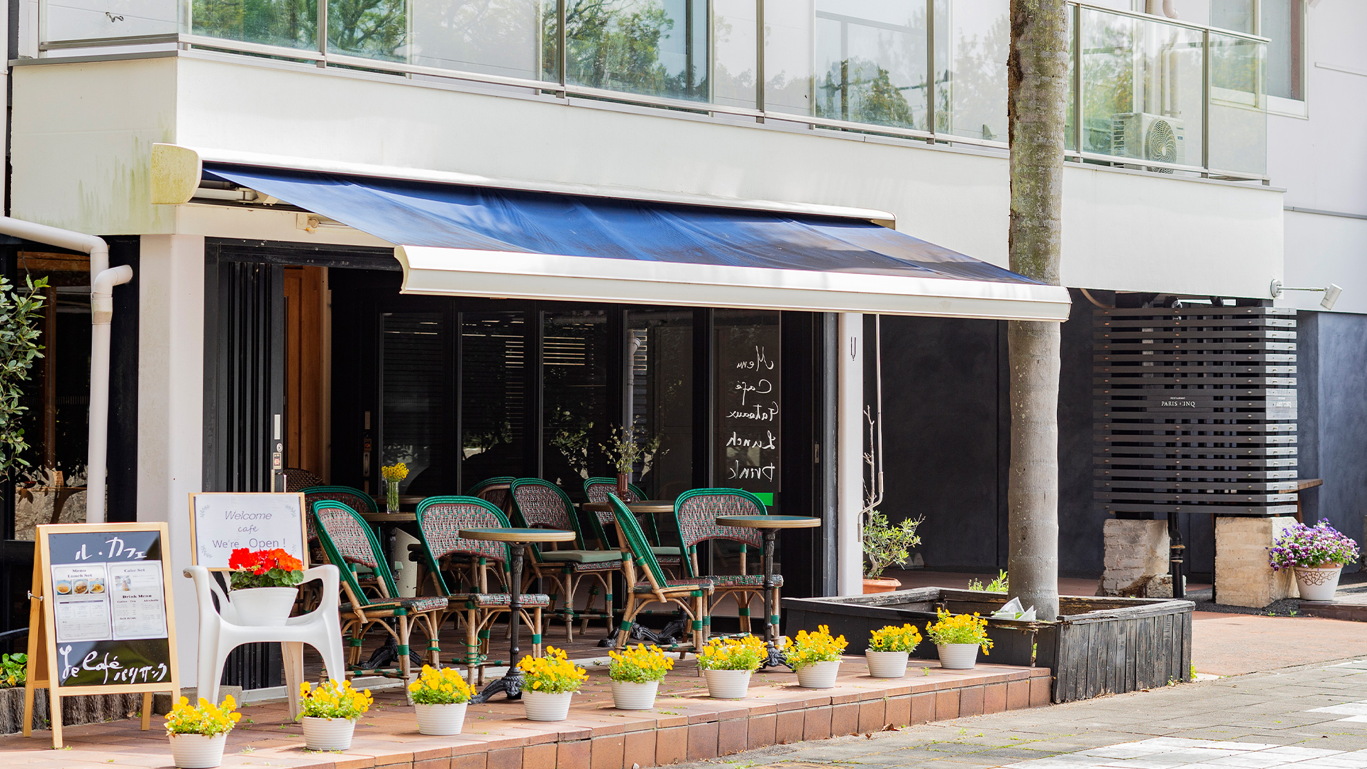 カフェではテラス席をご用意しております