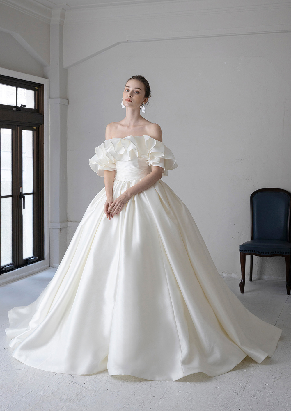 wd1 気品漂うオフショルダーのウエディングドレス(シャンディークローゼット)